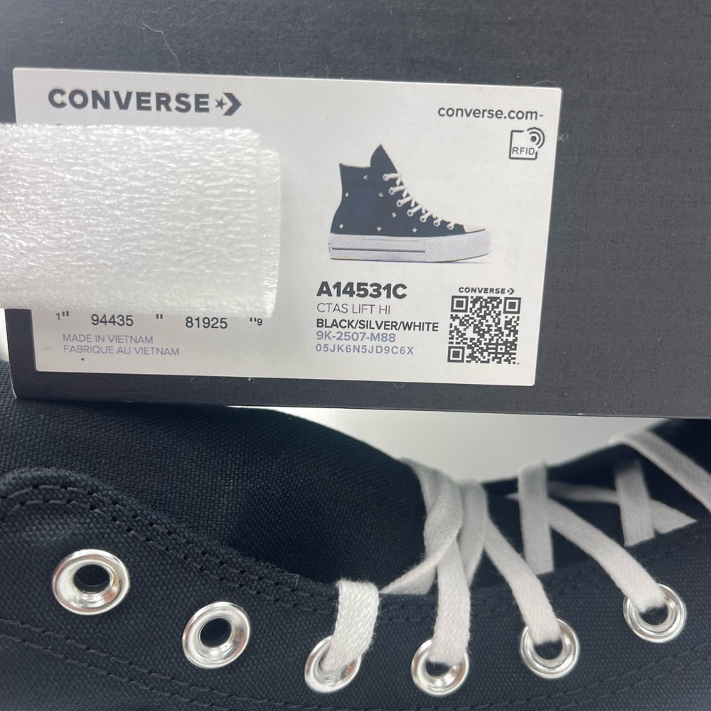 Converse WMNS Black High-Top
CTAS LIFT HI
BLACK/SILVER/WHITE Platform Sneakers - Picture 15 of 15